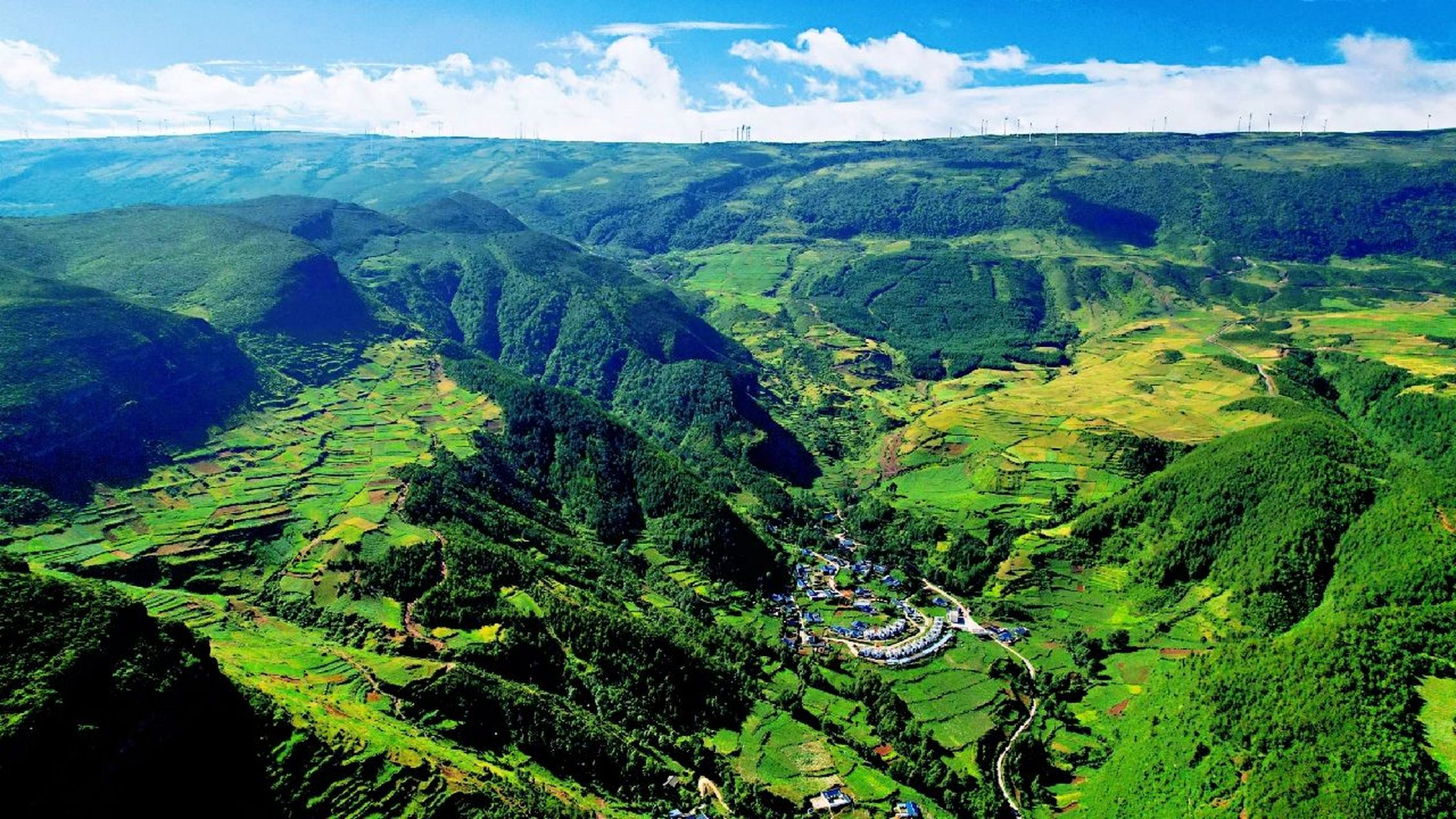 大凉山为彝族聚居地,其中美姑县为彝族最为集中的地方,这里景色漂亮