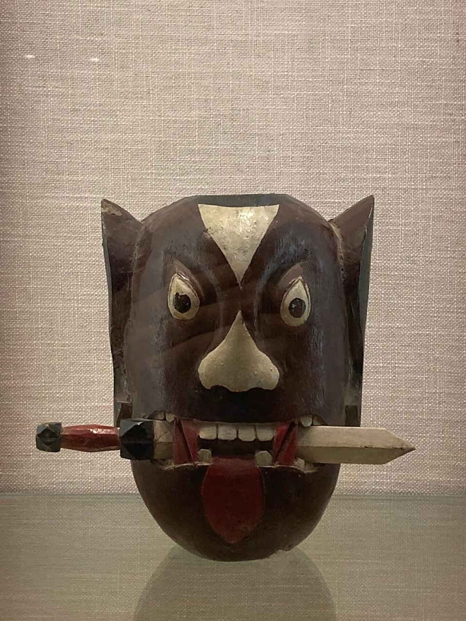 云南民族博物馆61镇宅面具(二) 镇宅面具是悬挂于门楣或屋檐上,震慑