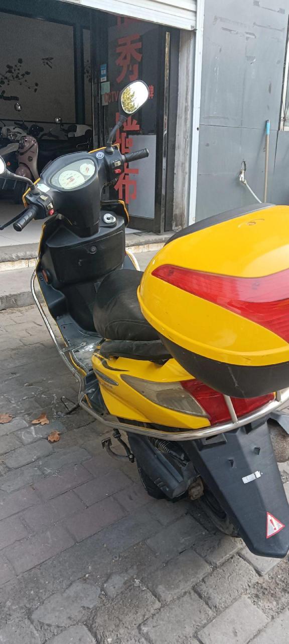 劲力125踏板摩托车,外观不错,不烧机油,浮力价799,看上的速度来秒