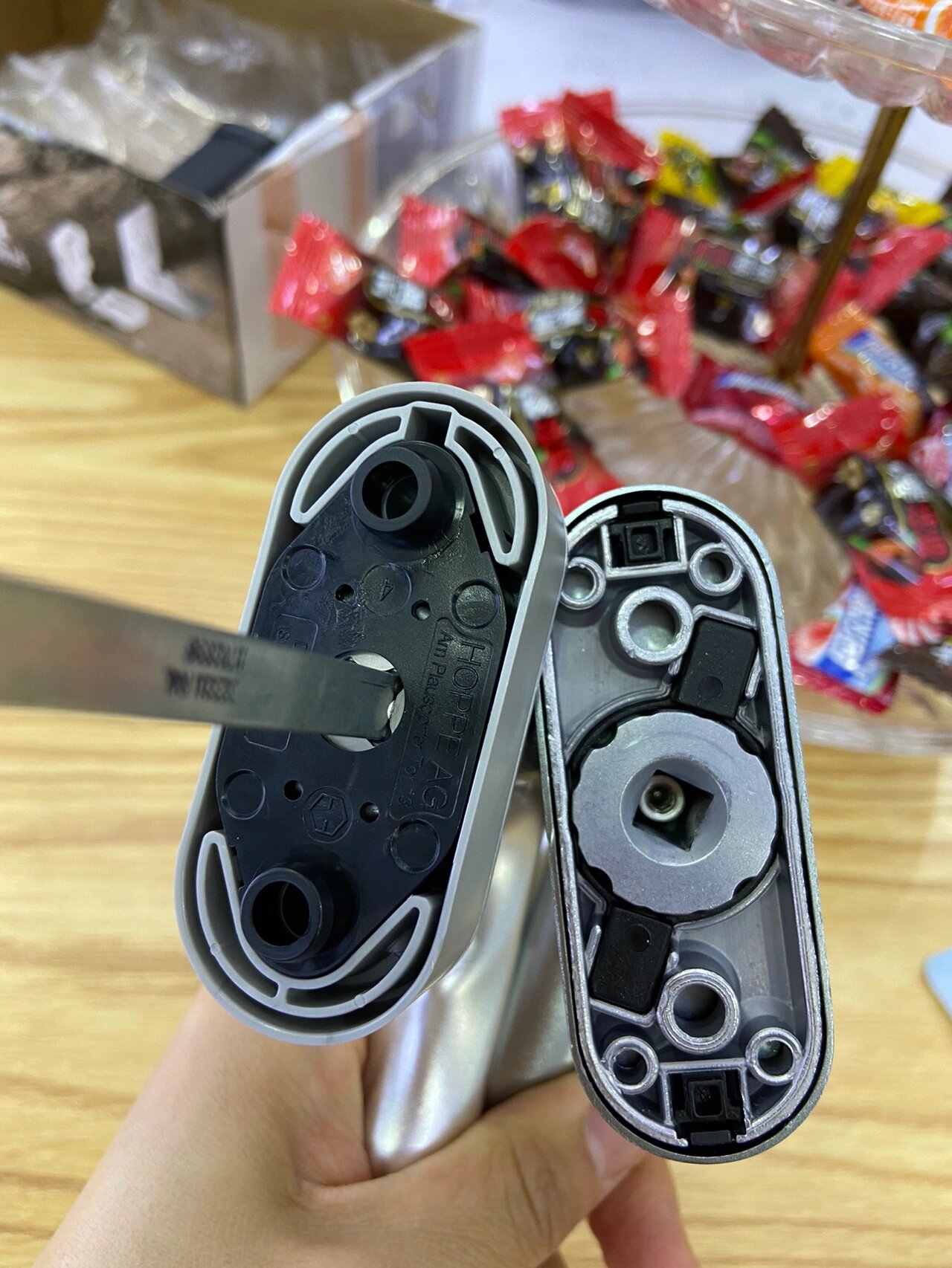 德国霍曼执手和进口好博执手纠结中 都是有小机关的窗子把手,霍曼的枪