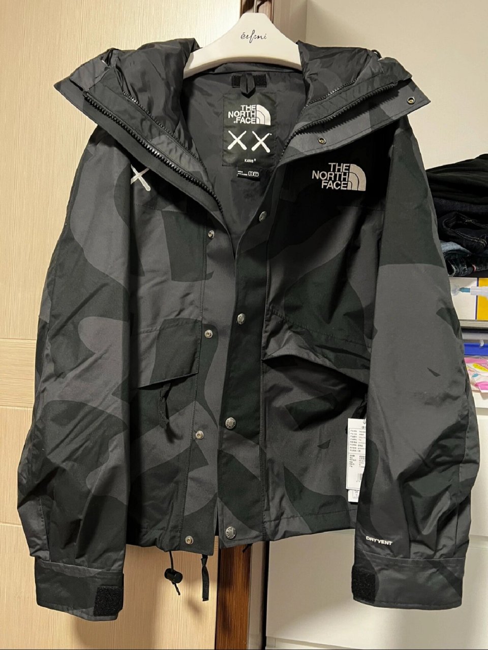 kaws北面联名黑色冲锋衣 冲锋衣推荐 kaws联名北面冲锋衣 喜欢的可以