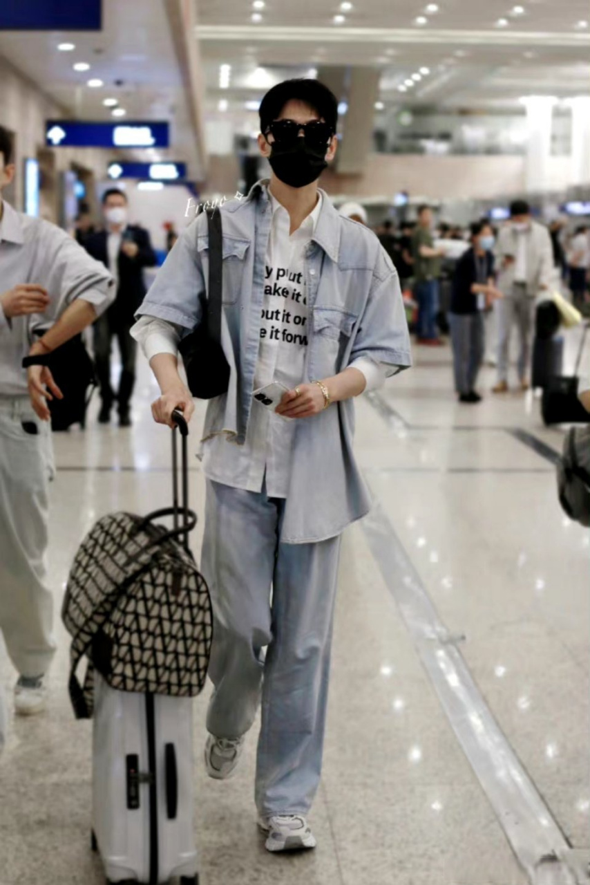 杨洋机场图手拿荣耀90 pro,满身的"广告",不得不说这代言人真帅[三哈]
