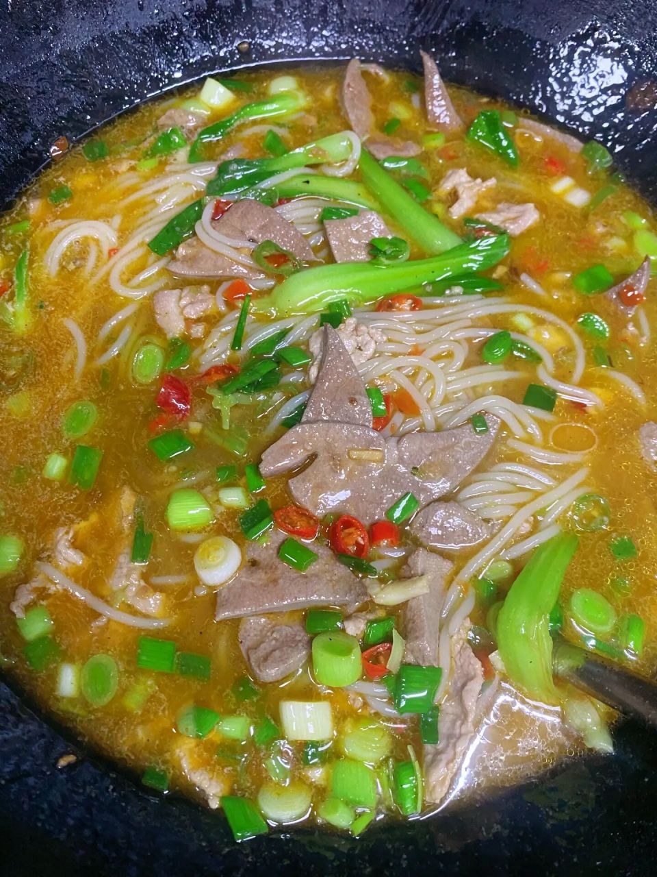瘦肉猪肝汤米粉,猪肝粉这样做鲜美的不得了 材料  米粉,瘦肉,猪肝,红