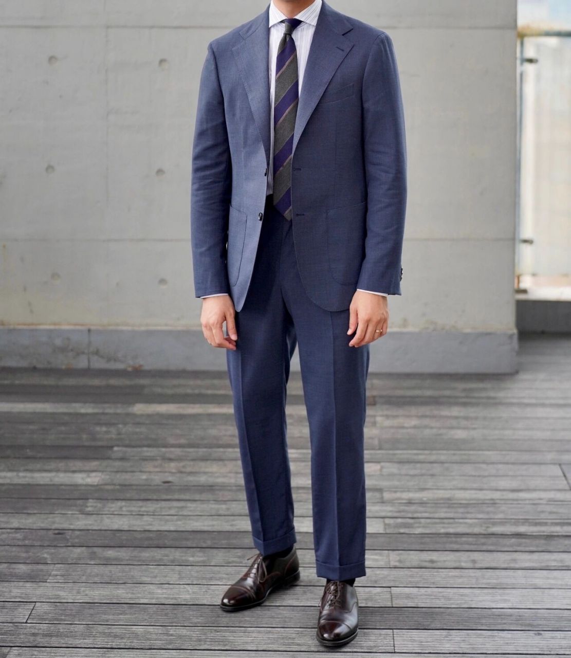 蓝色西装搭配深棕色皮鞋 演绎最标准解答,正式不刻板,精致不做作.