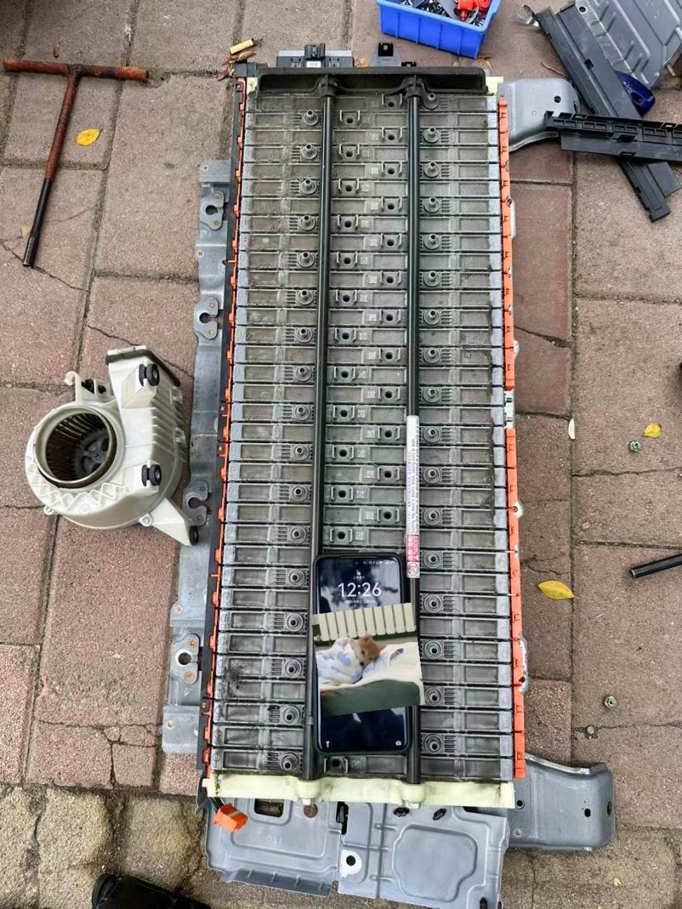 风扇和电池灰尘比较严重,螺丝和铜片腐蚀生锈,清理风扇更换电池和螺丝