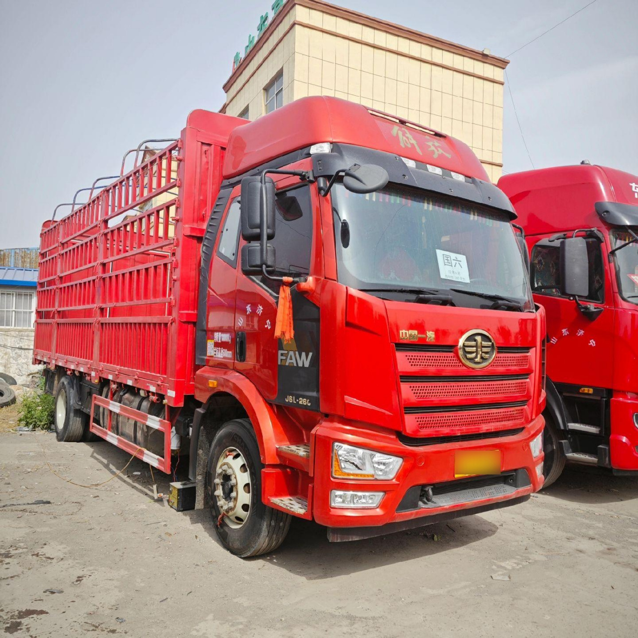 8米解放j6l高栏载货车,自动挡,22年6月,260马力锡柴发动机,国六排放