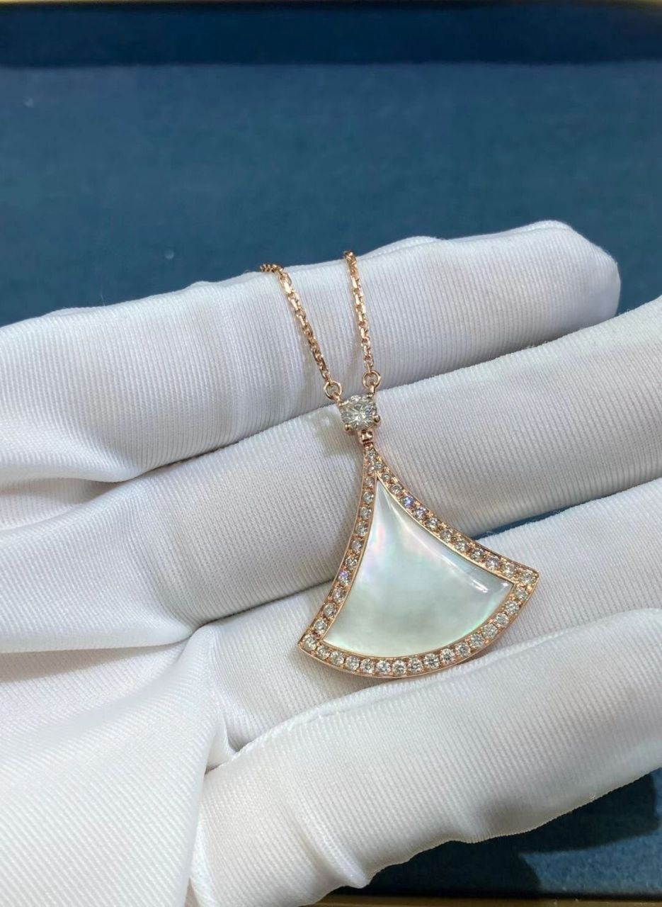 白贝母首饰怎么保养   1,日常佩戴 请确保不要让珠宝接触香水,肥皂或