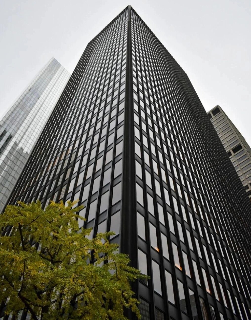 经典建筑案例——纽约西格拉姆大厦 位于美国纽约市中心的西格拉姆