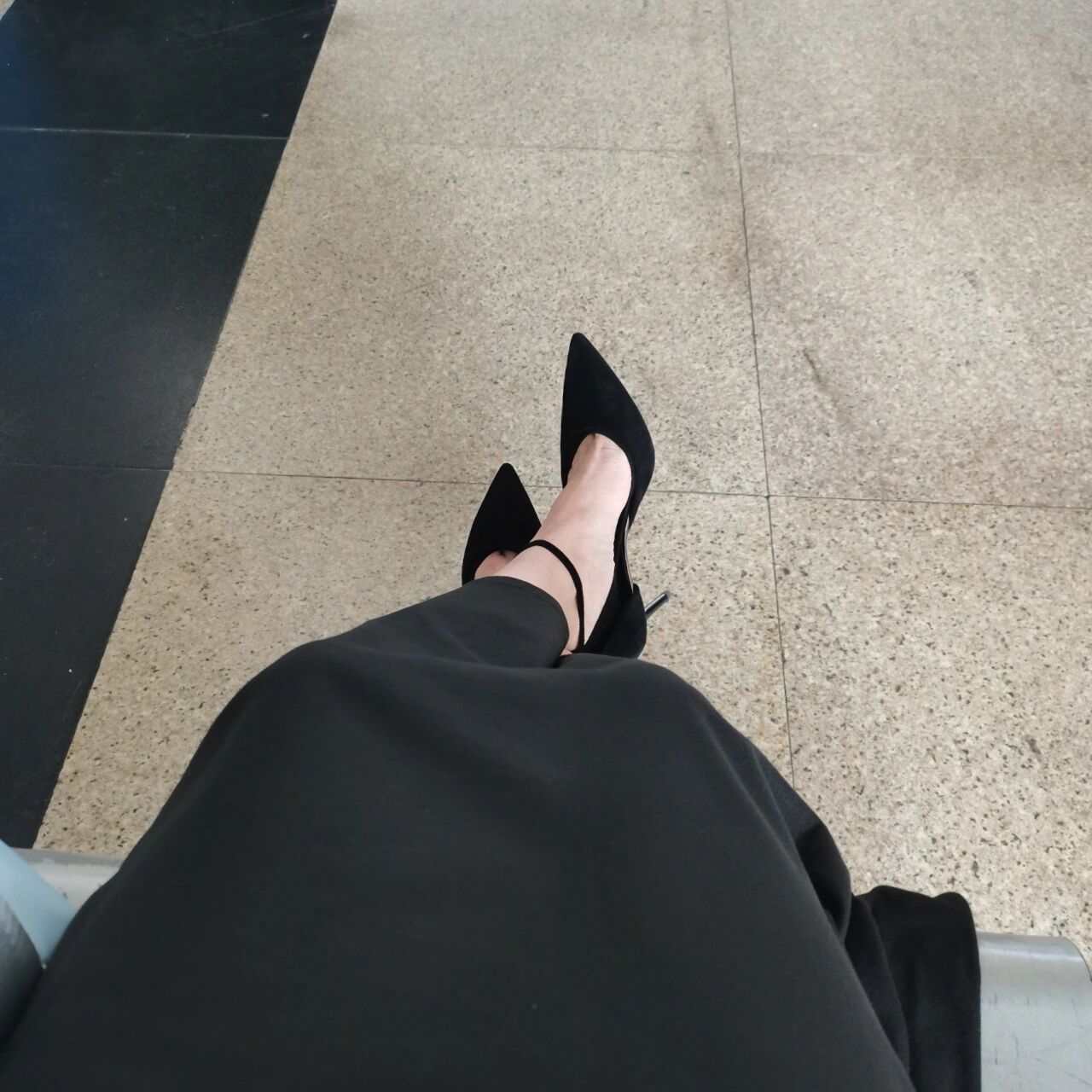 美丽刑具01 第一次穿高跟鞋出门,还去搭动车了,现在坐在车站想把