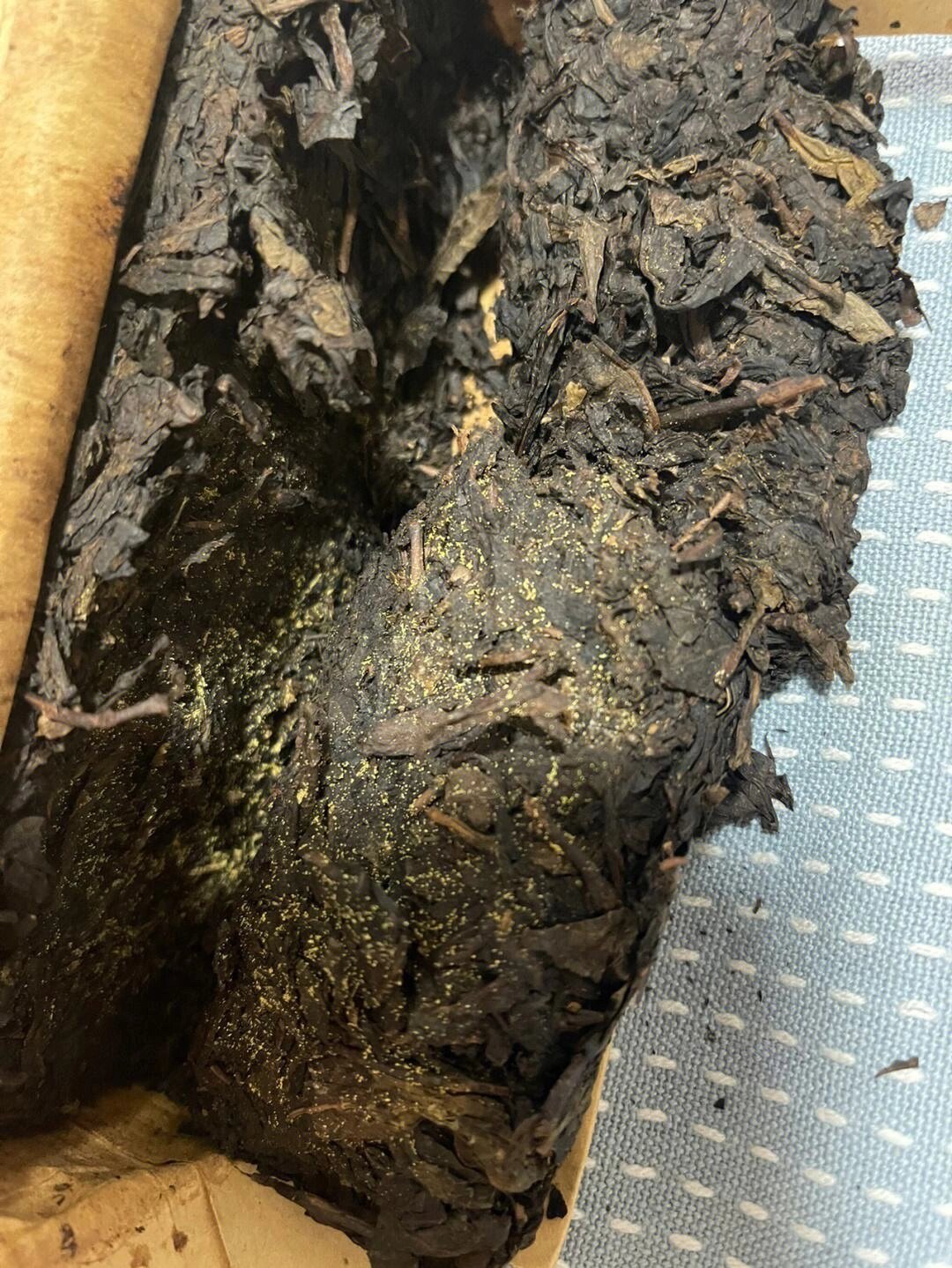 安化黑茶,因产自湖南益阳市安化县,所以也称"边茶",其有"三尖四砖"的