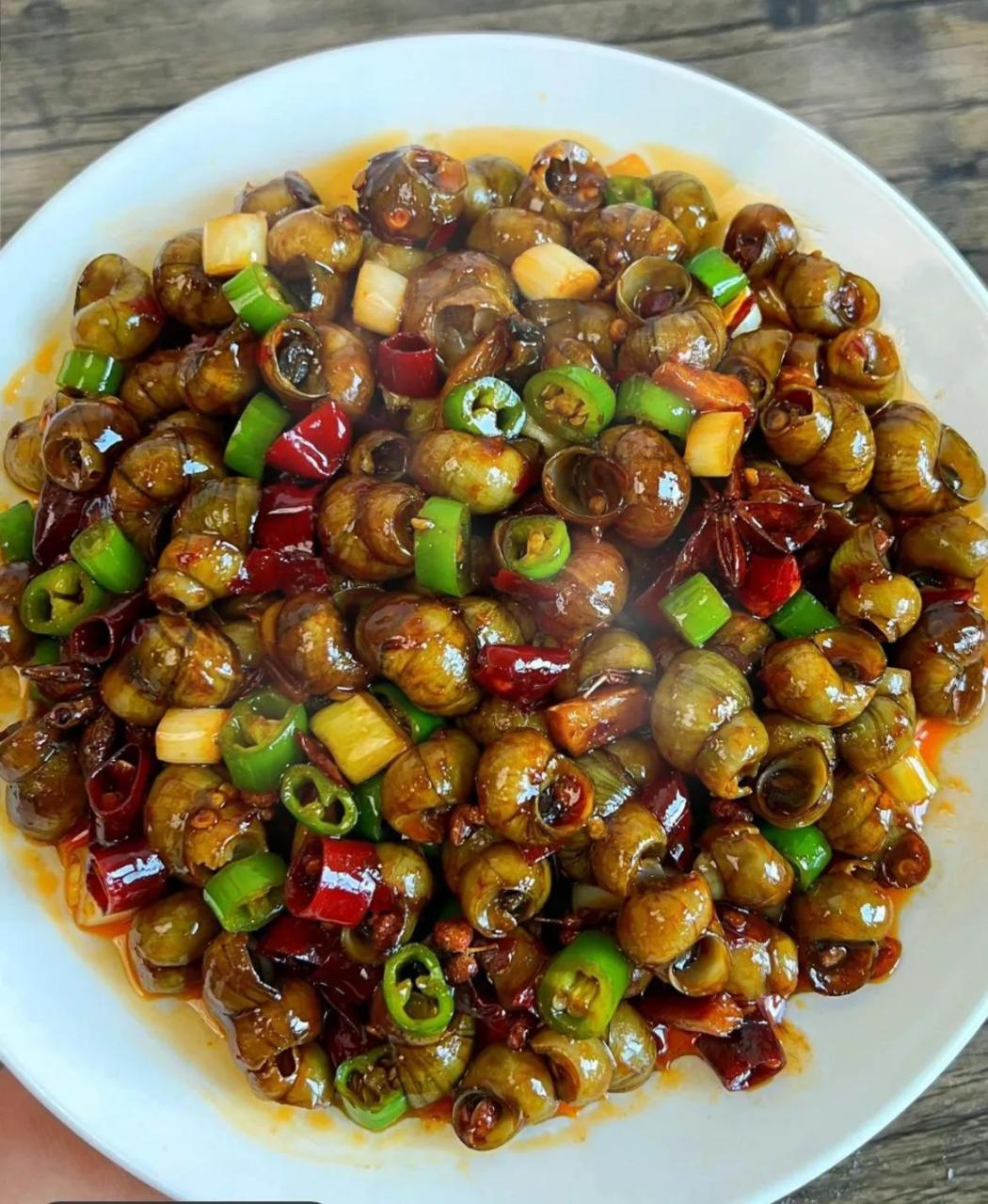 做法: 1,田螺放盐,食用油泡10分钟后清洗干净,水开放1勺料酒,倒入