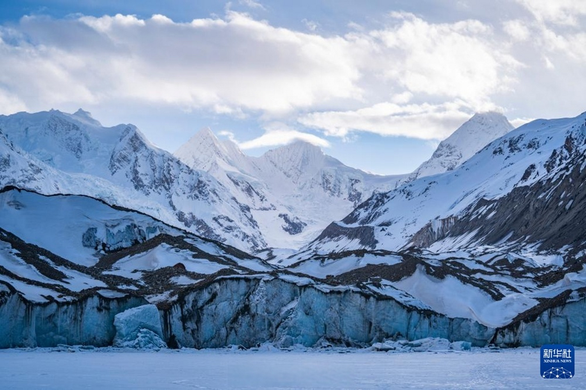 西藏昌都市边坝县位于念青唐古拉山脉南麓,由于海拔较高,这里雪山耸立