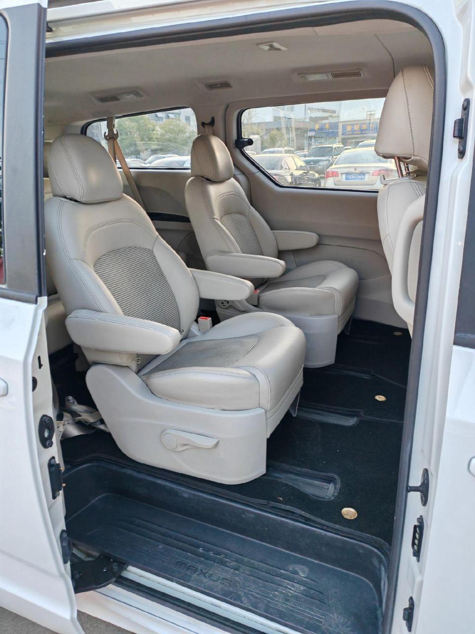 私家车出售,19年上牌大通g10plus,2.0t自动挡七座商务车