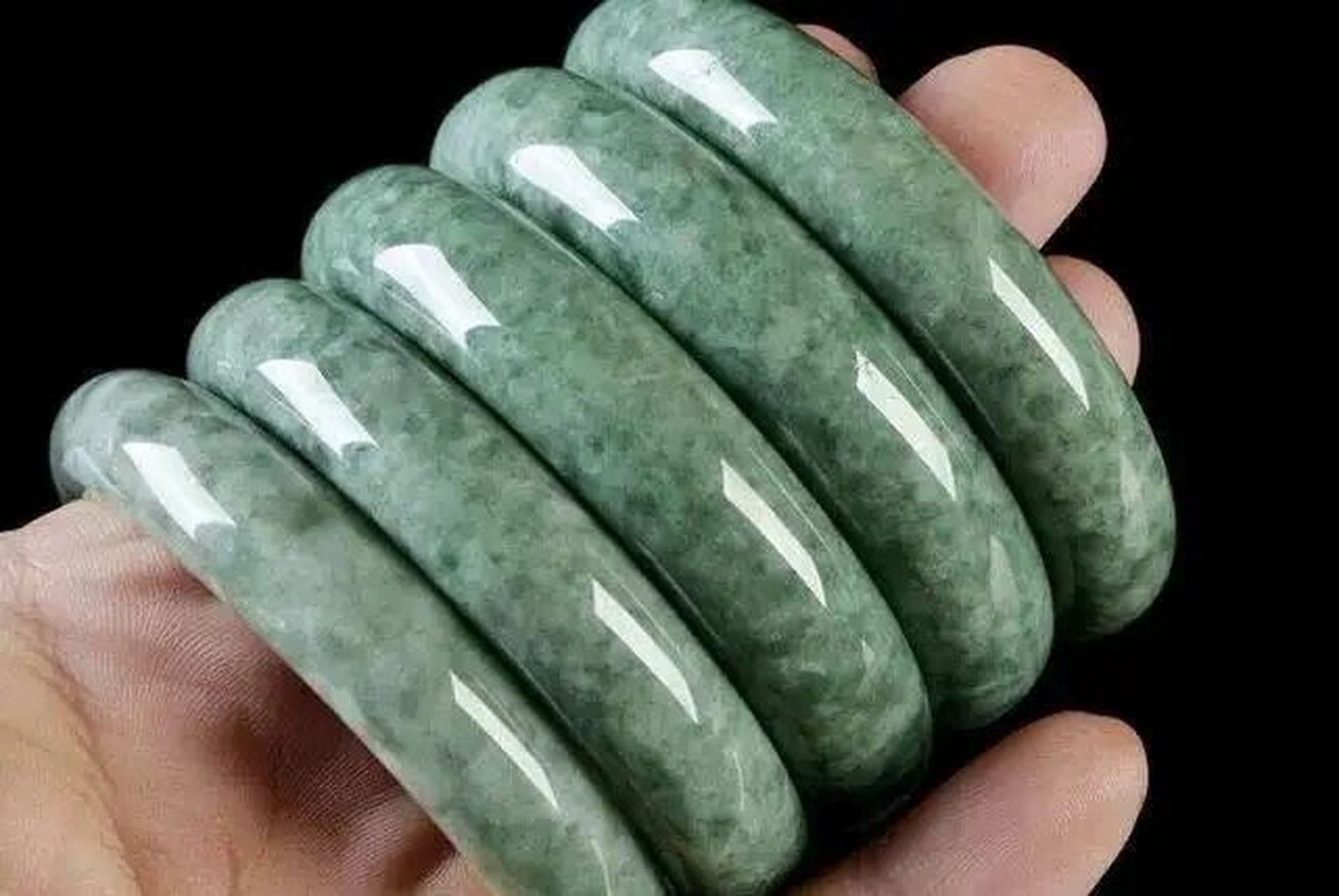 如果一个完美的豆种翡翠,跟一个有纹的糯种翡翠,价格一样,你会选母鲻