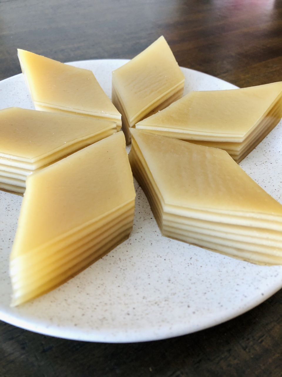 必学经典椰汁千层马蹄糕 准备材料: 洲星马蹄粉250g 平均分成两份