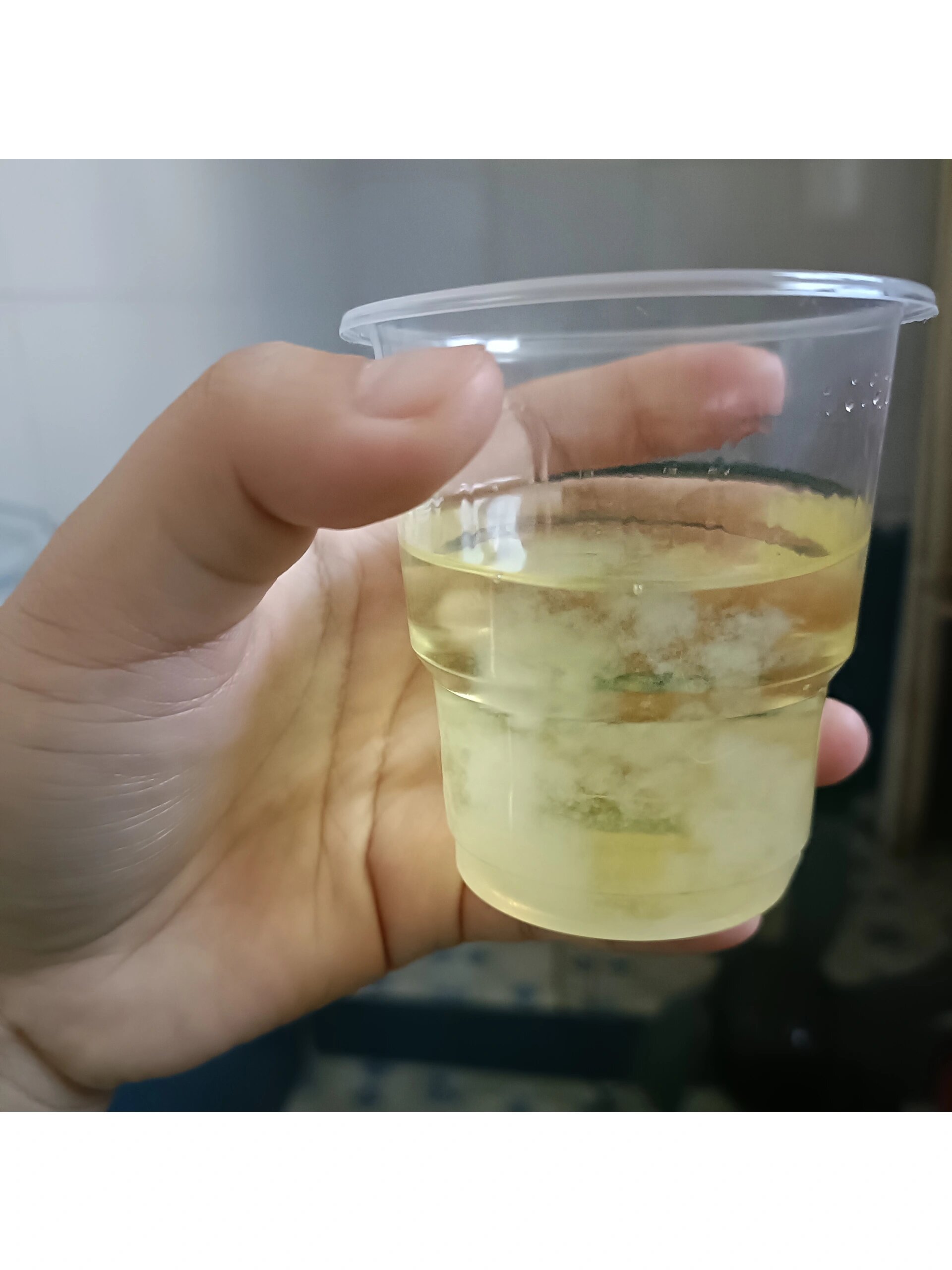 酒精测男女 好奇跟风测了一下,早起五点的晨尿,八点看是图一沉淀的