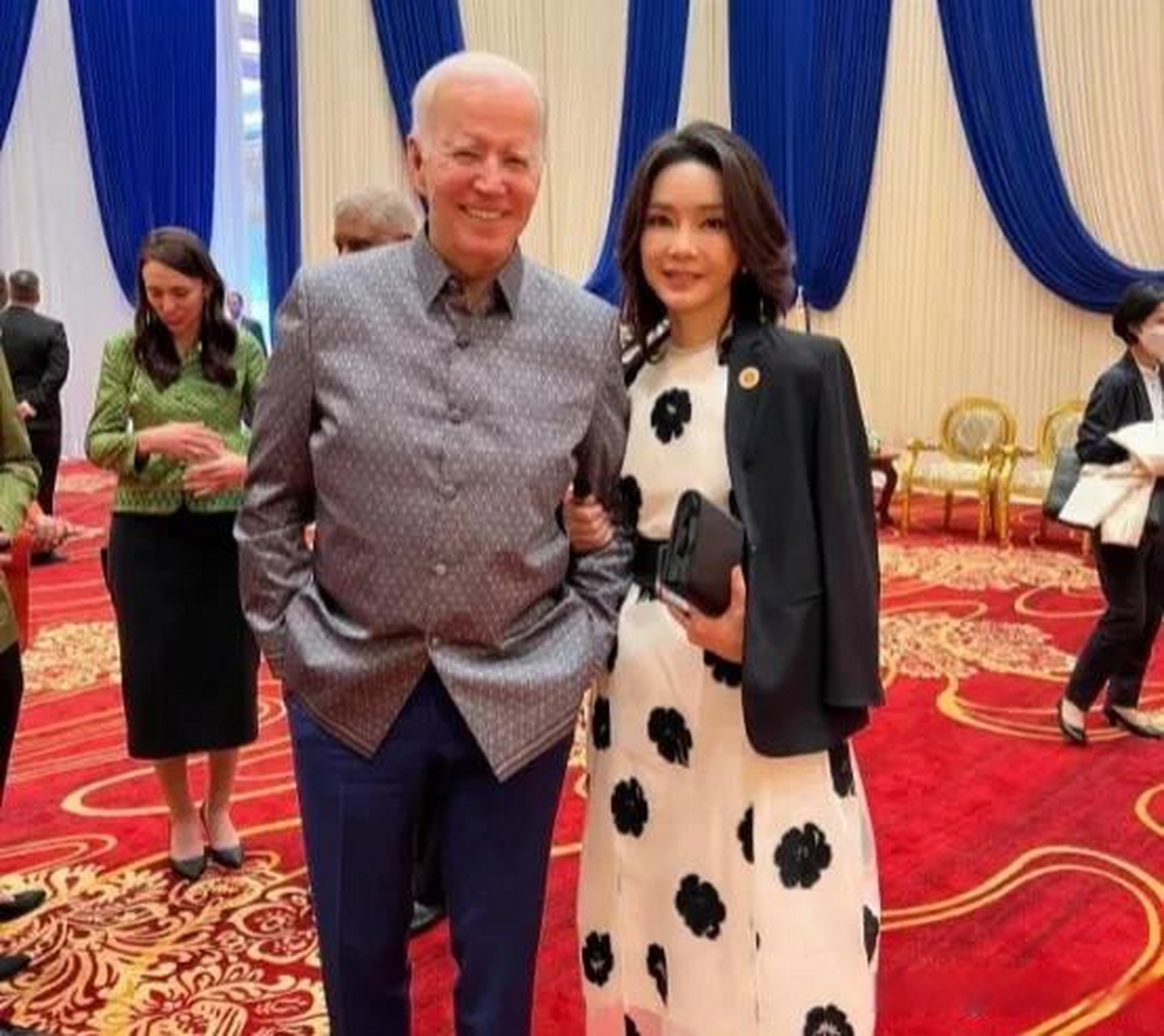 拜登:我的金娃娃,小美人,把我哄开心了,你老公就开心了.