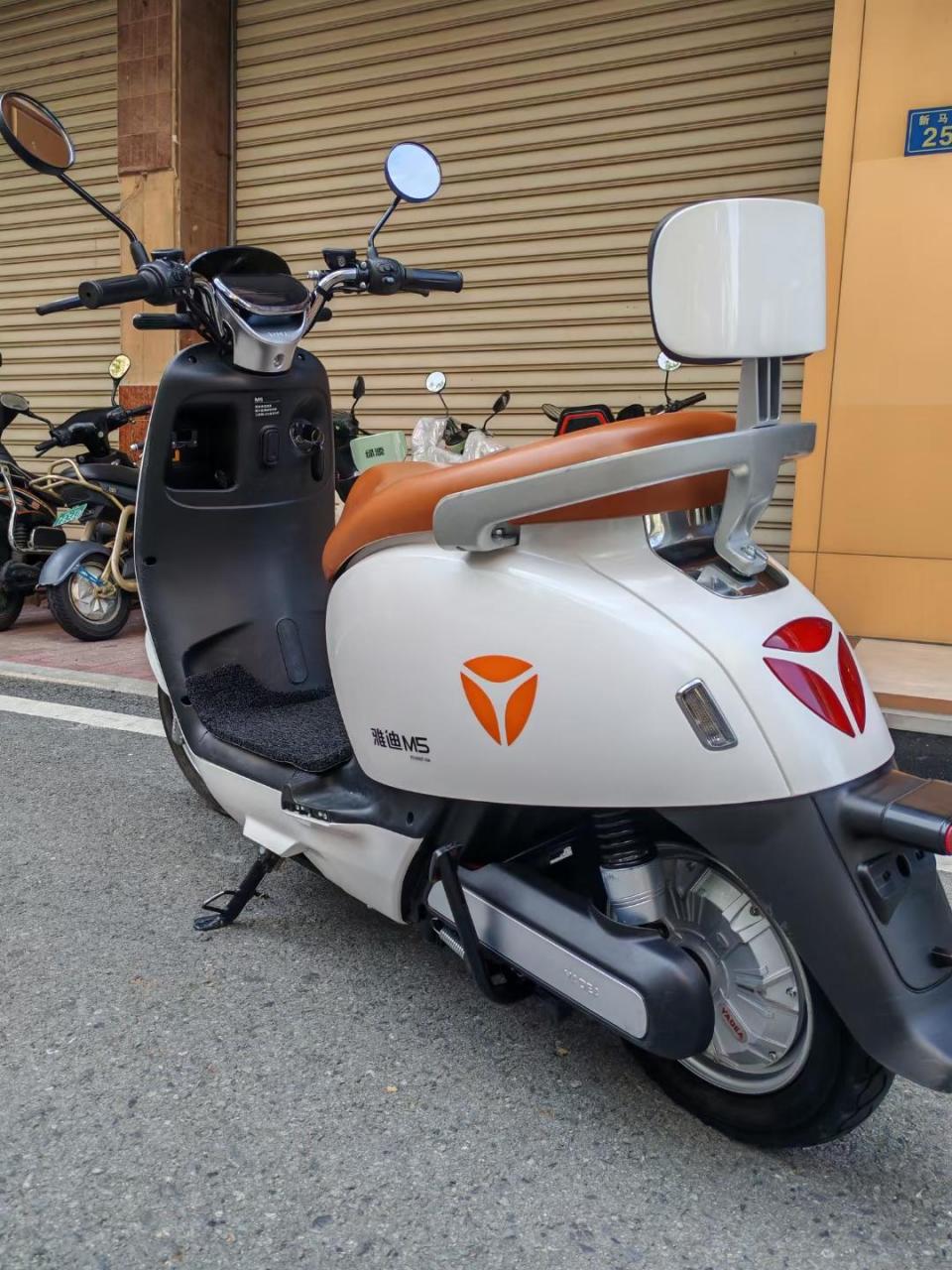 雅迪m5,6个石墨烯电池