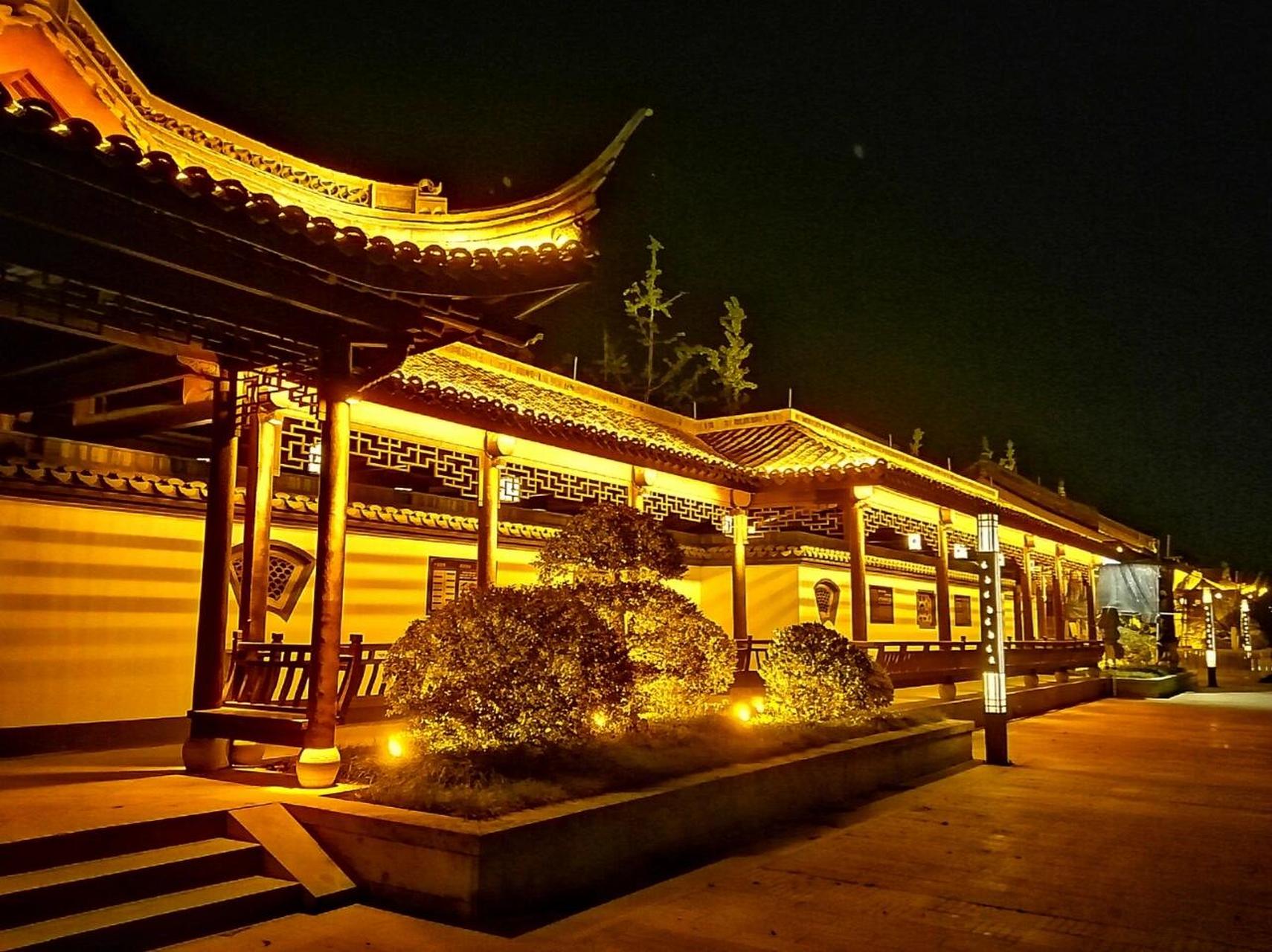 手机拍摄|绍兴一中南门夜景 新学期,绍兴一中南门的夜景变美了,不少