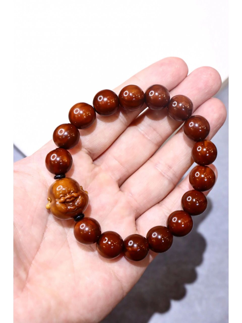 橄榄核光珠手串 橄榄核光珠手串,经多年盘玩包浆厚重,颜色非常红润.