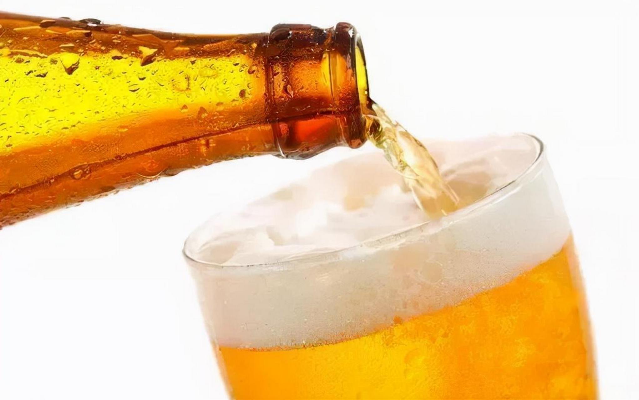 啤酒是一种酒精饮料,由水,麦芽,啤酒花和酵母发酵而成.