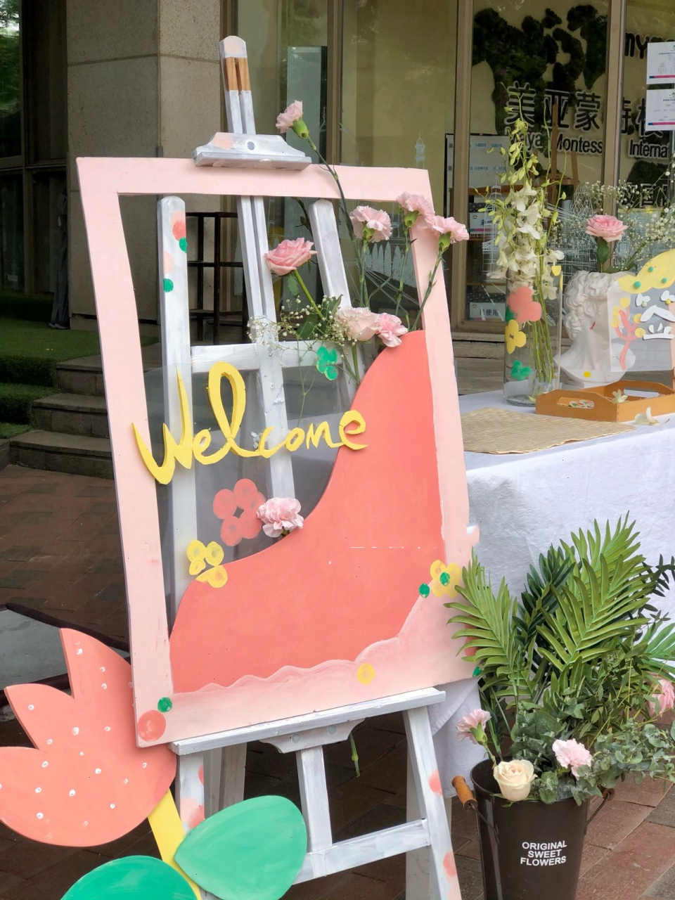 超简单签到台布置|派对布置 用颜料简单印几个同色系的圆点,温馨可爱