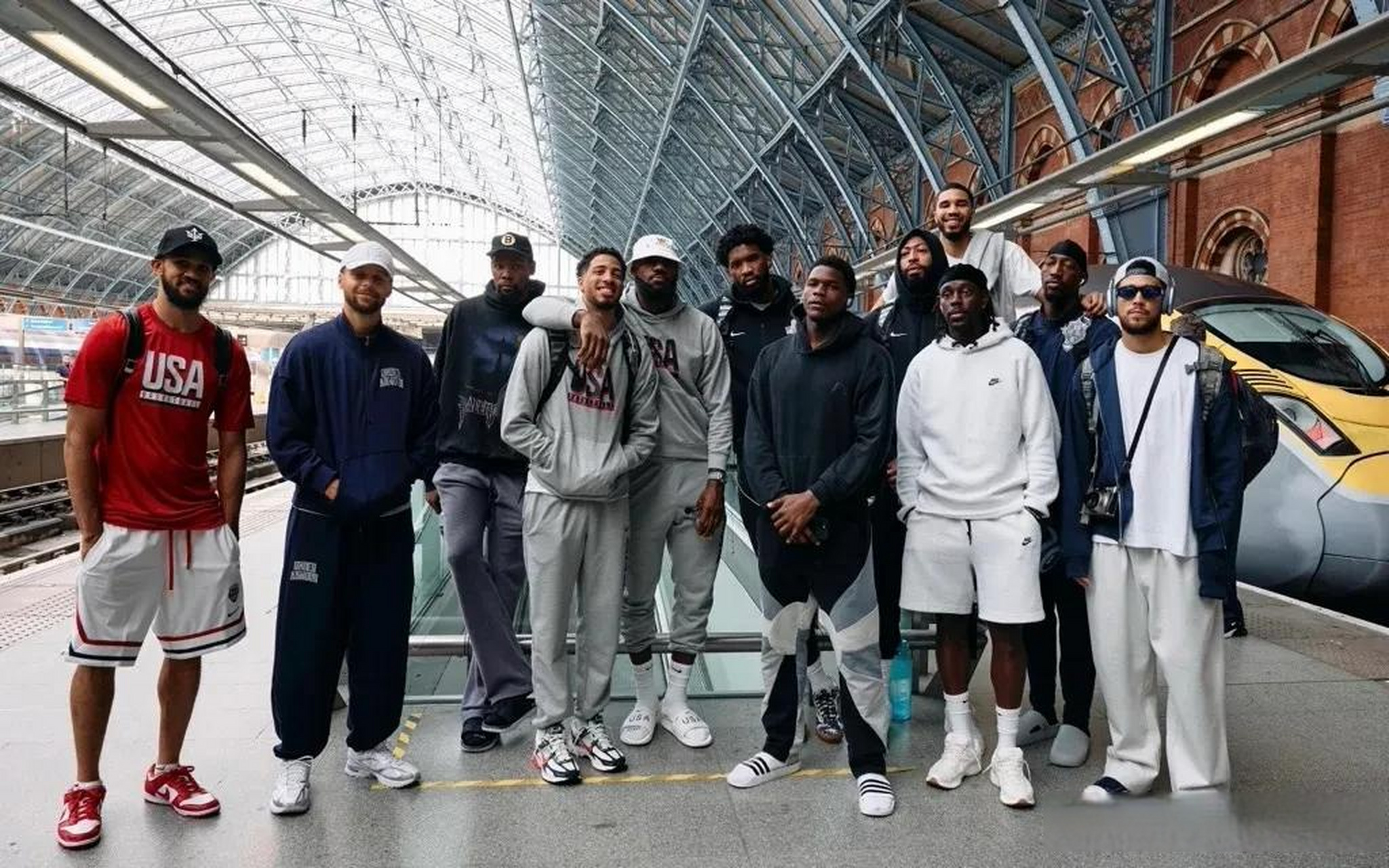 美国男篮巴黎大合影  阿克伦king詹姆斯