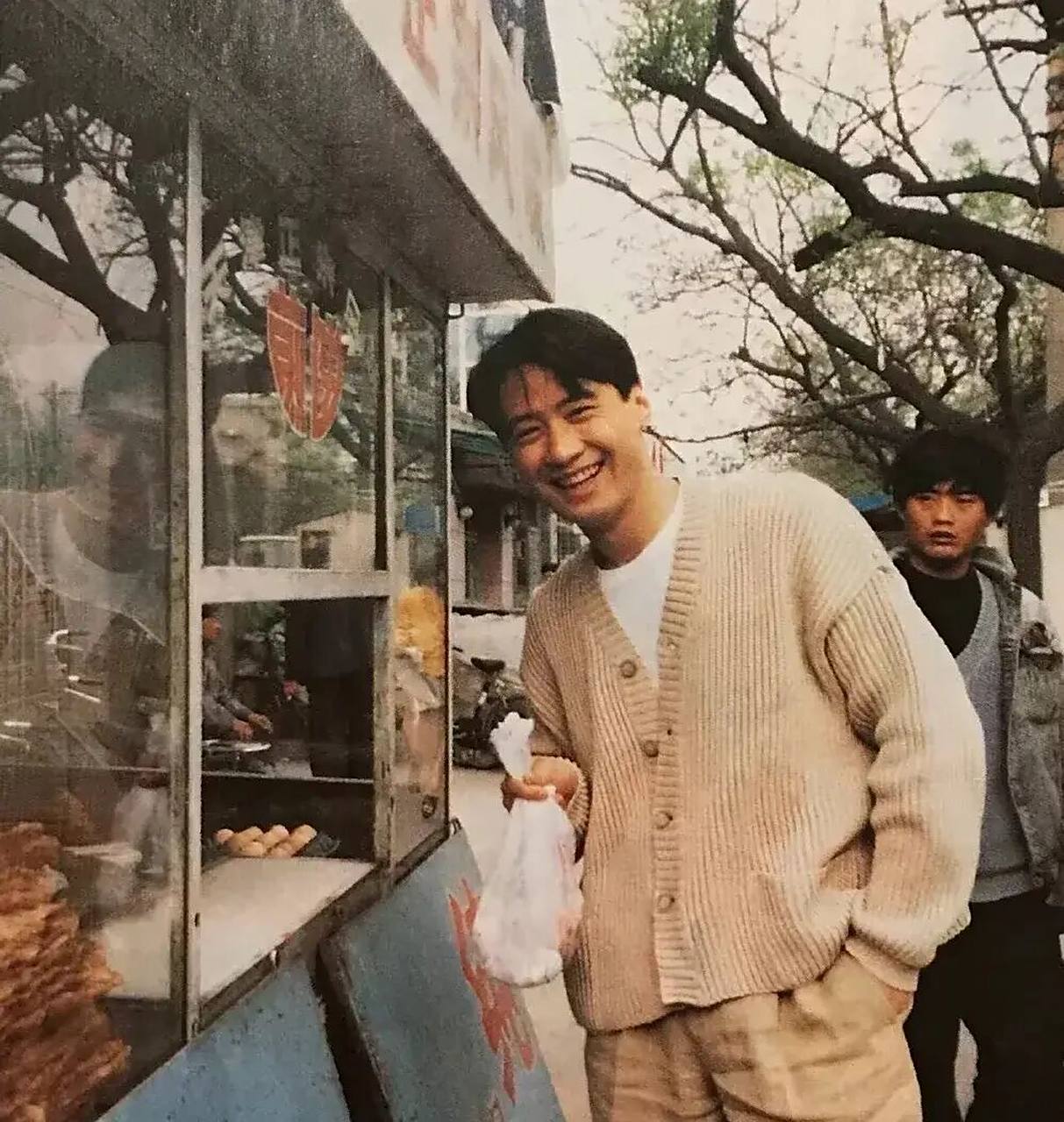 连当年著名女主持人倪萍都忍不住感叹黎明帅气,也是近