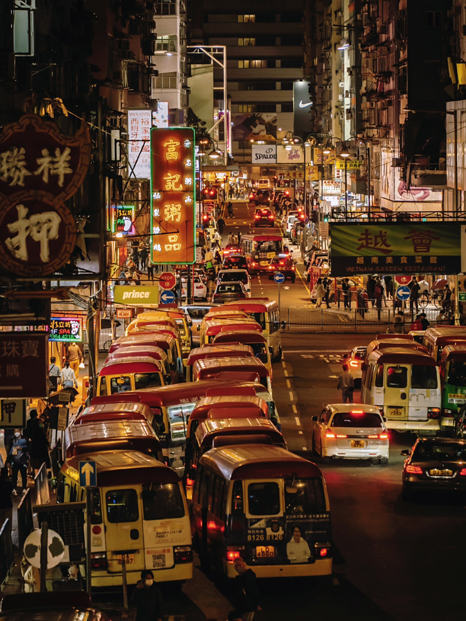 05 9396 旺角花园街第一次路过这里会觉得很惊讶,居然有这么多