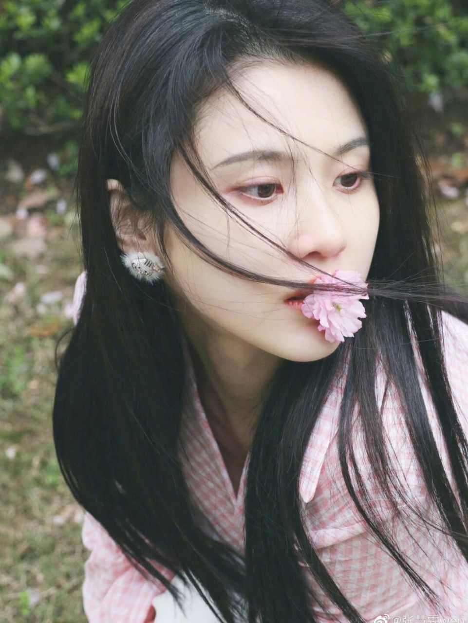 张慧雯晒春游樱花照, 一整个有故事的🌸甜美精灵少女!