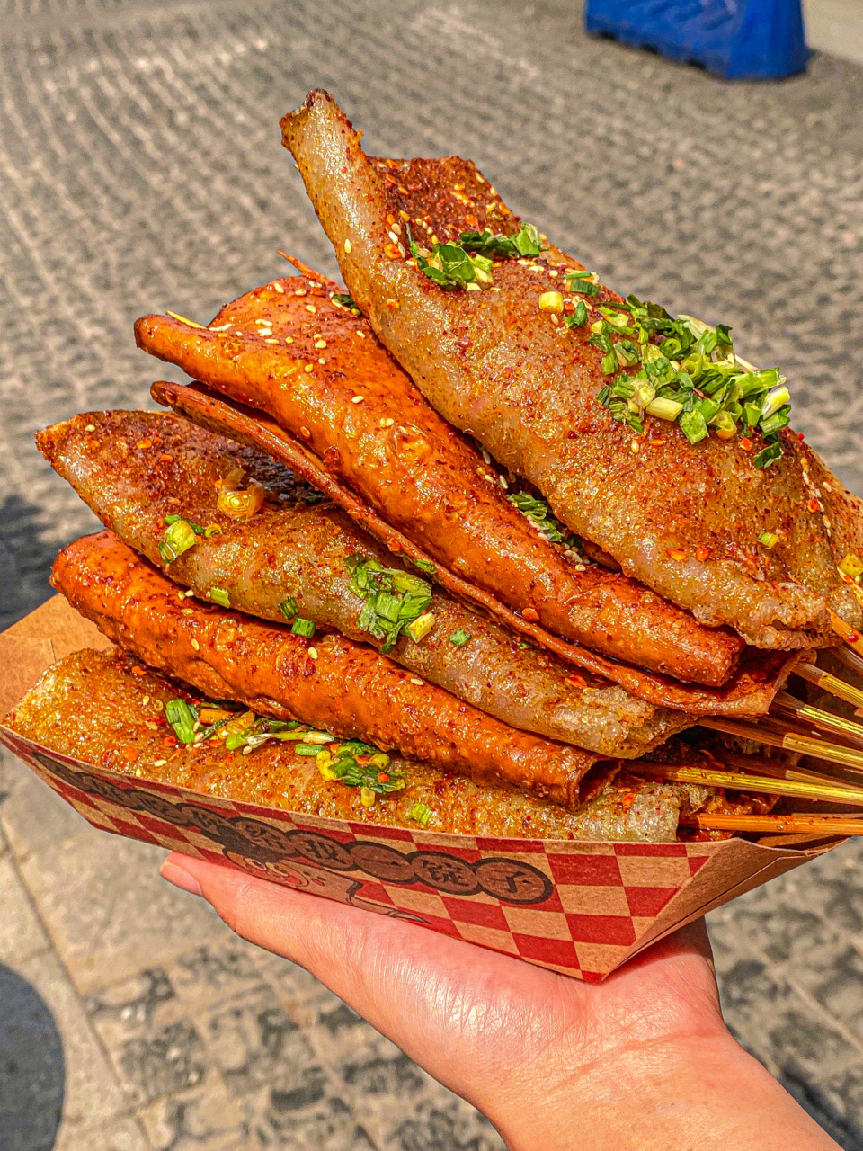 路过好吃街发现也可以吃到重庆本地人超爱的烤苕皮豆干啦99!