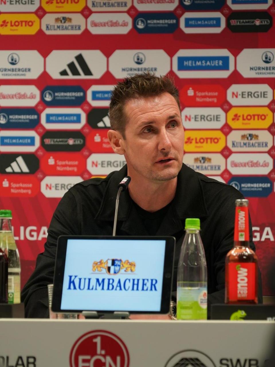 克洛泽退役后从2016年开始在德国国家队担任助理教练,从2018年开始