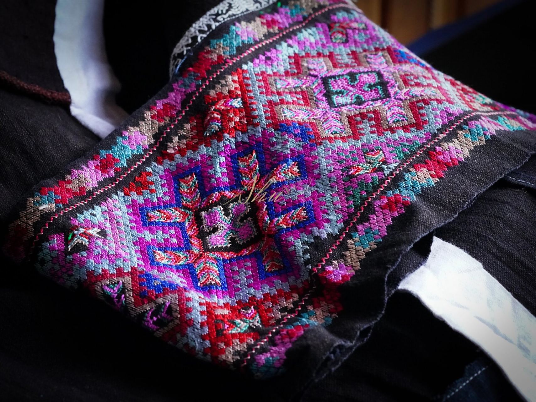 花溪苗族挑花绣贯首衣-一见钟情于你 一定要爱着点什么.