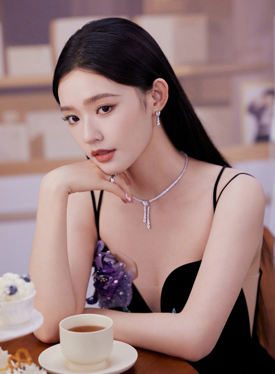 林允,黑色吊带礼服裙造型,这一波照片图集美美的在线了呢!