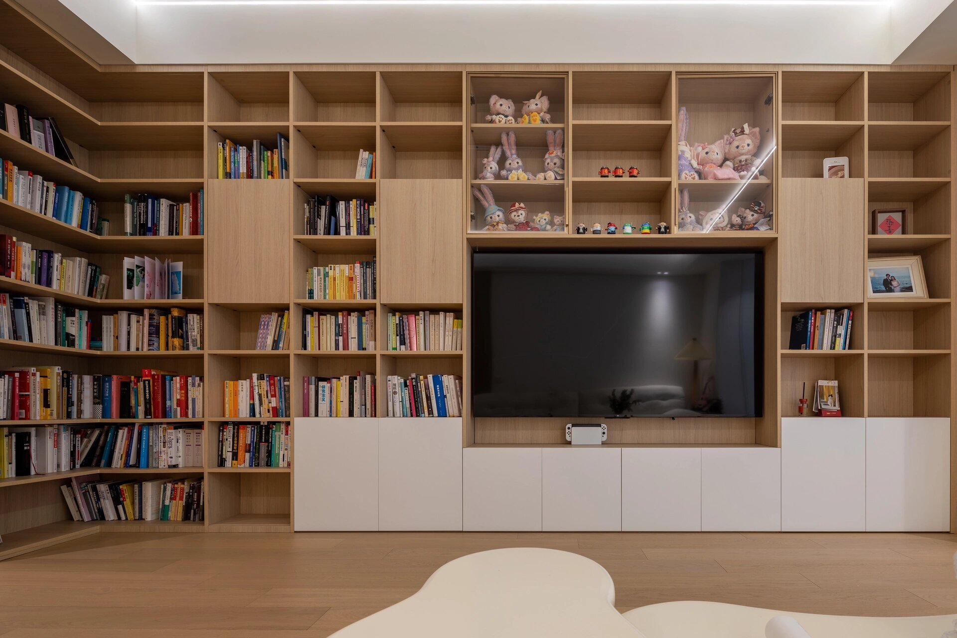 客厅满墙书柜-把电视背景墙做成满墙书柜  整个客厅长5米,宽4米,那么