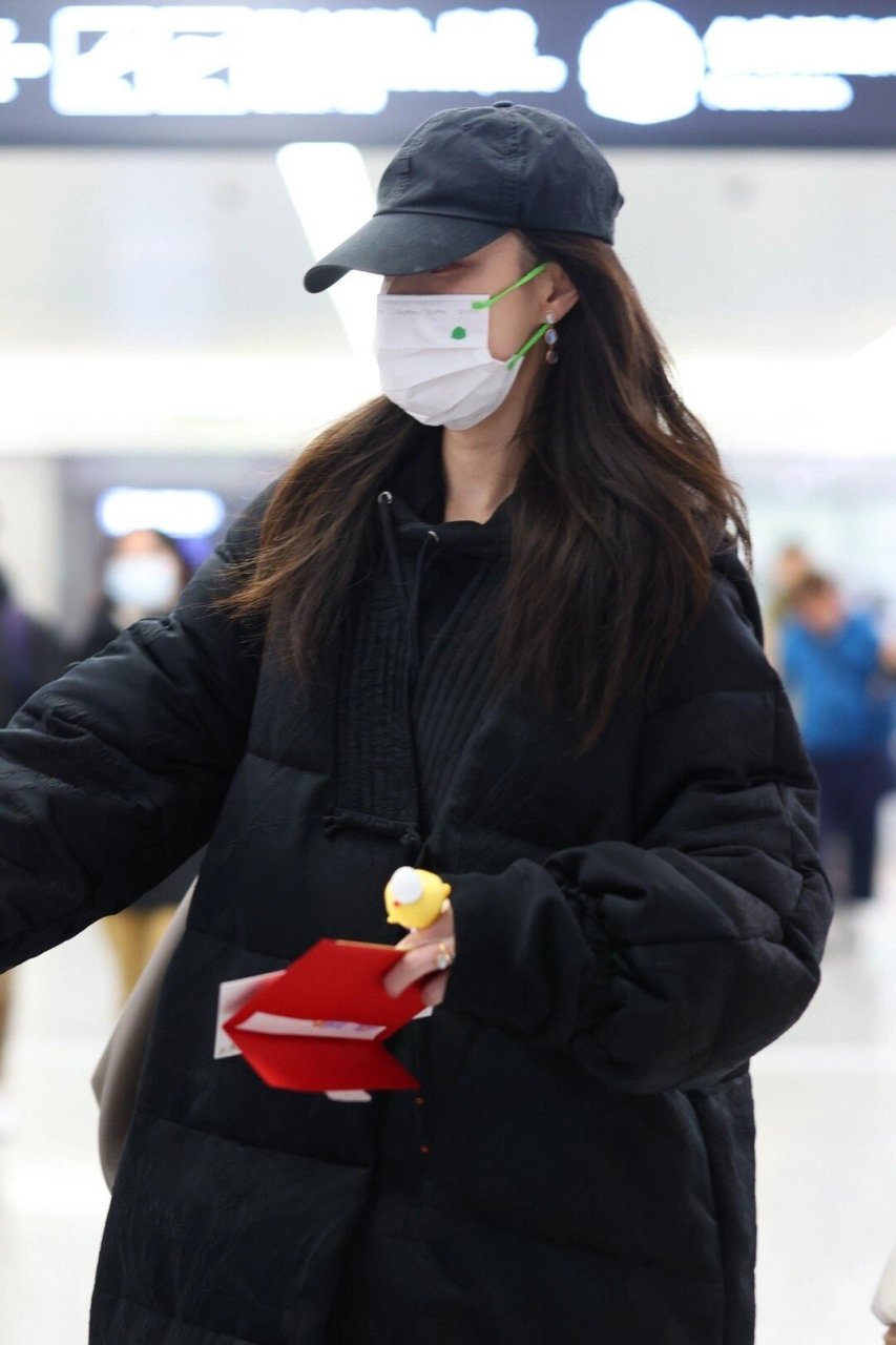 倪妮今日机场街拍,穿新中式羽绒服真好看!