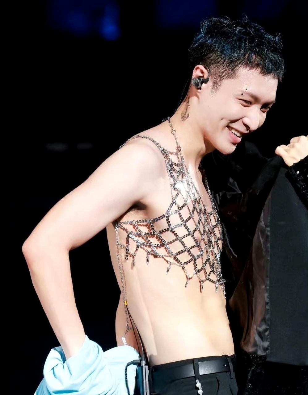 来品鉴一下张艺兴的身材 谁想拥有?