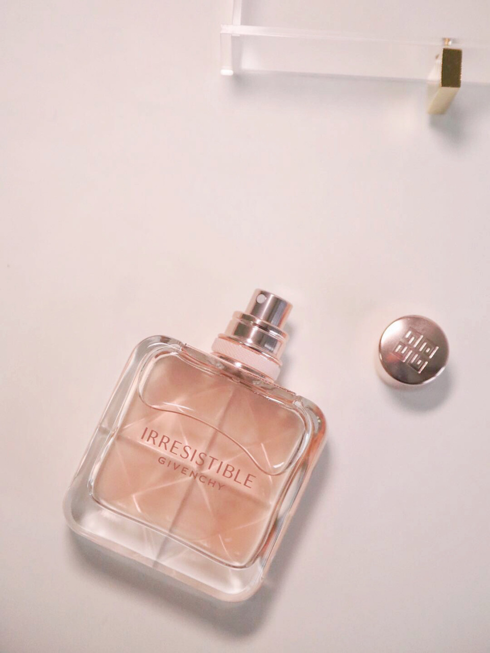 七夕好礼/反差的浪漫,总是令人难以抵抗 一眼就被纪梵希这支倾城香水