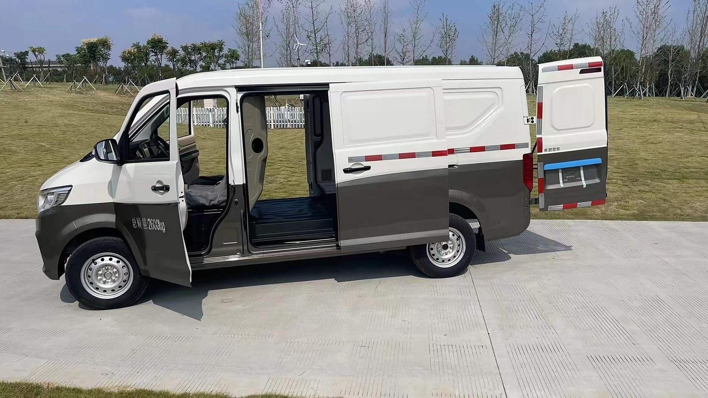 长安跨越新能源面包车,客运版  货运版,宁德时代三代电池 质保 8 年