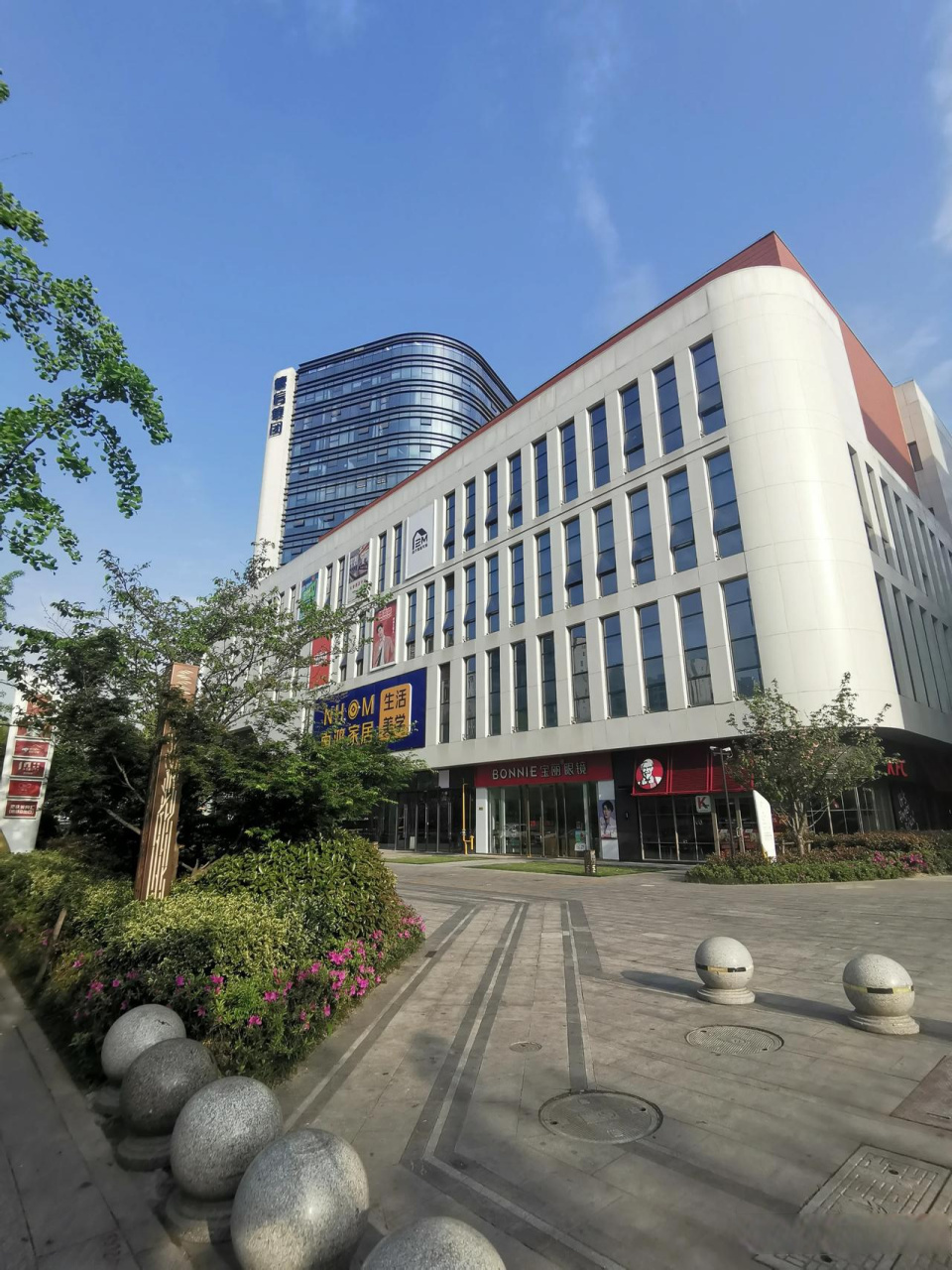 彭埠地铁站出口,经新一轮修整和完善,希望能够重新聚集人气