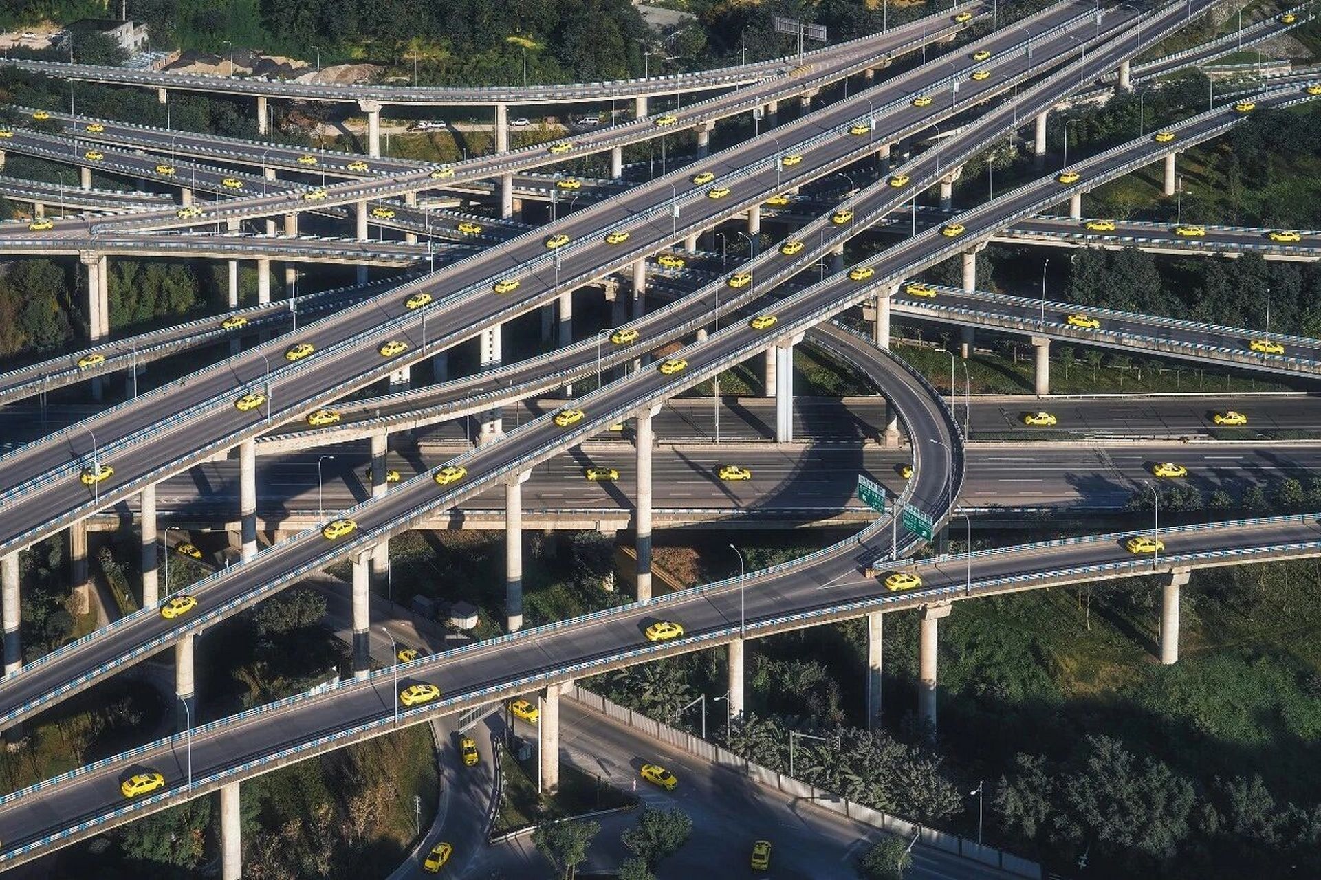 重庆这座8d魔幻城市给人太多的惊喜 轻轨竟然可以直接从居民楼穿过 8