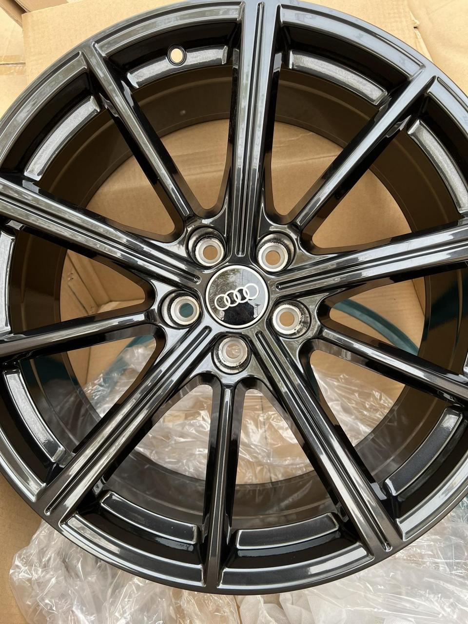 奥迪q5l原厂原车轮毂20寸 轮胎数据:255/45r20 一套四条 轮毂数据:20