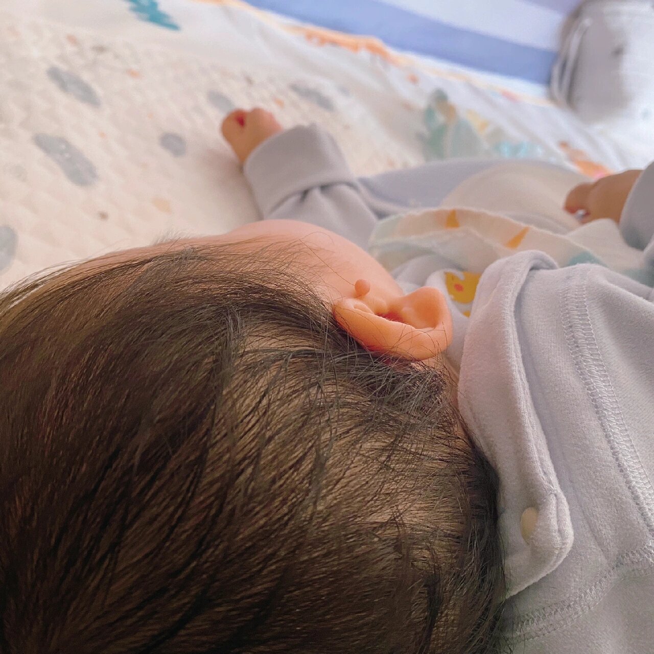 宝宝的拴马桩 娃娃生下来就有这个栓马桩,取了一根她妈妈我的秀发,带