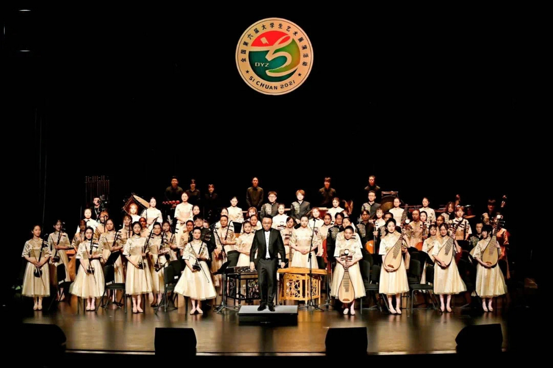 分享:一个民乐团的标准配置 拉弦乐器:高胡(约3-7人),二胡(约10-20人)