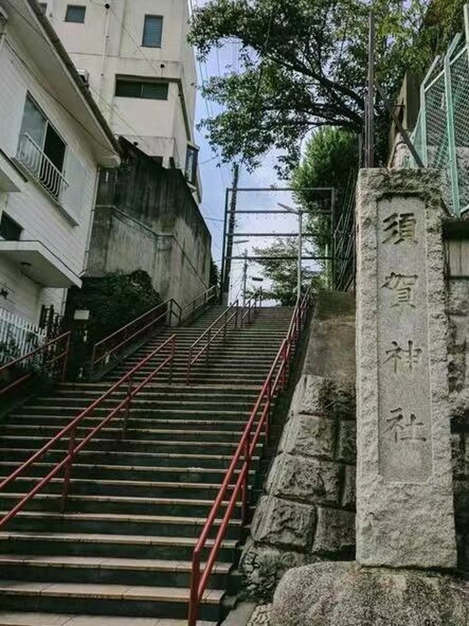 你的名字取景地须贺神社   须贺神社位于东京都新宿区,因为动漫电影