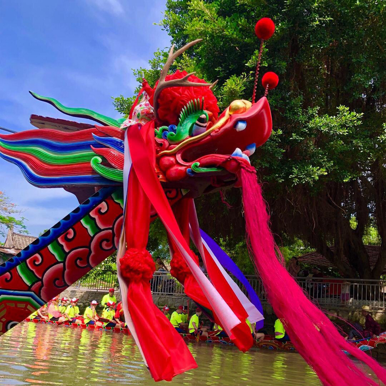 分享我们村的龙舟揭阳的龙舟格外好看,龙头高昂,龙尾高翘雕刻栩栩如生