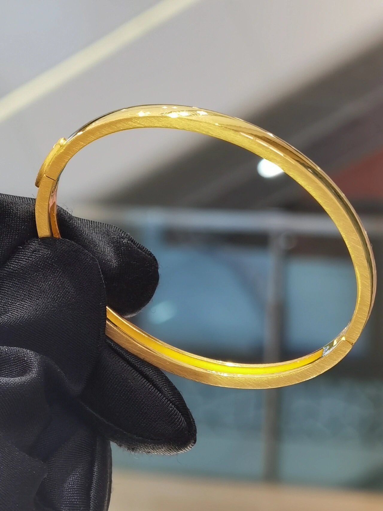 周大福光面实心贵妃黄金手镯