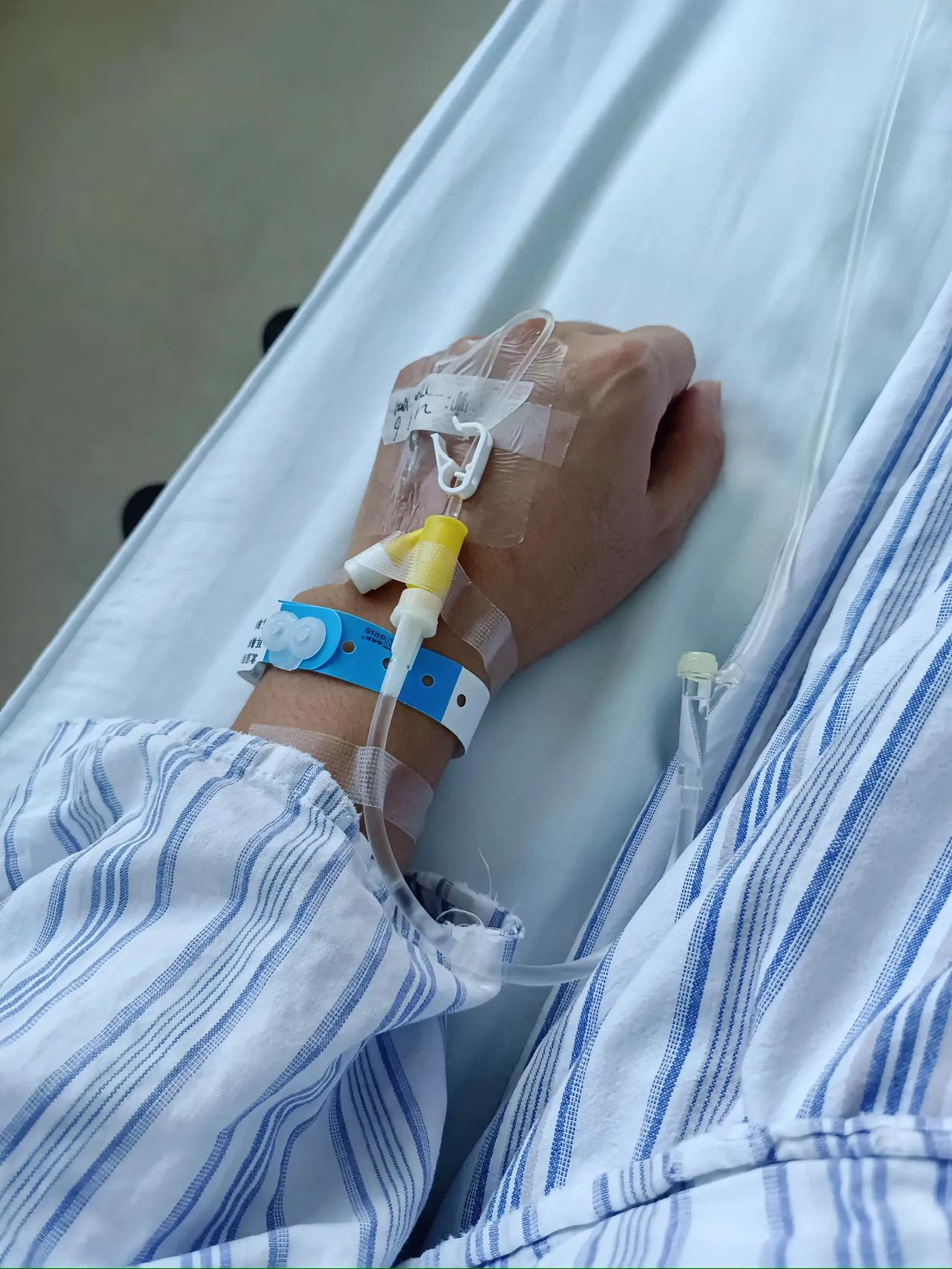 住院打点滴图片躺医院输液的照片病床输液照片男人老爸医院输液真实
