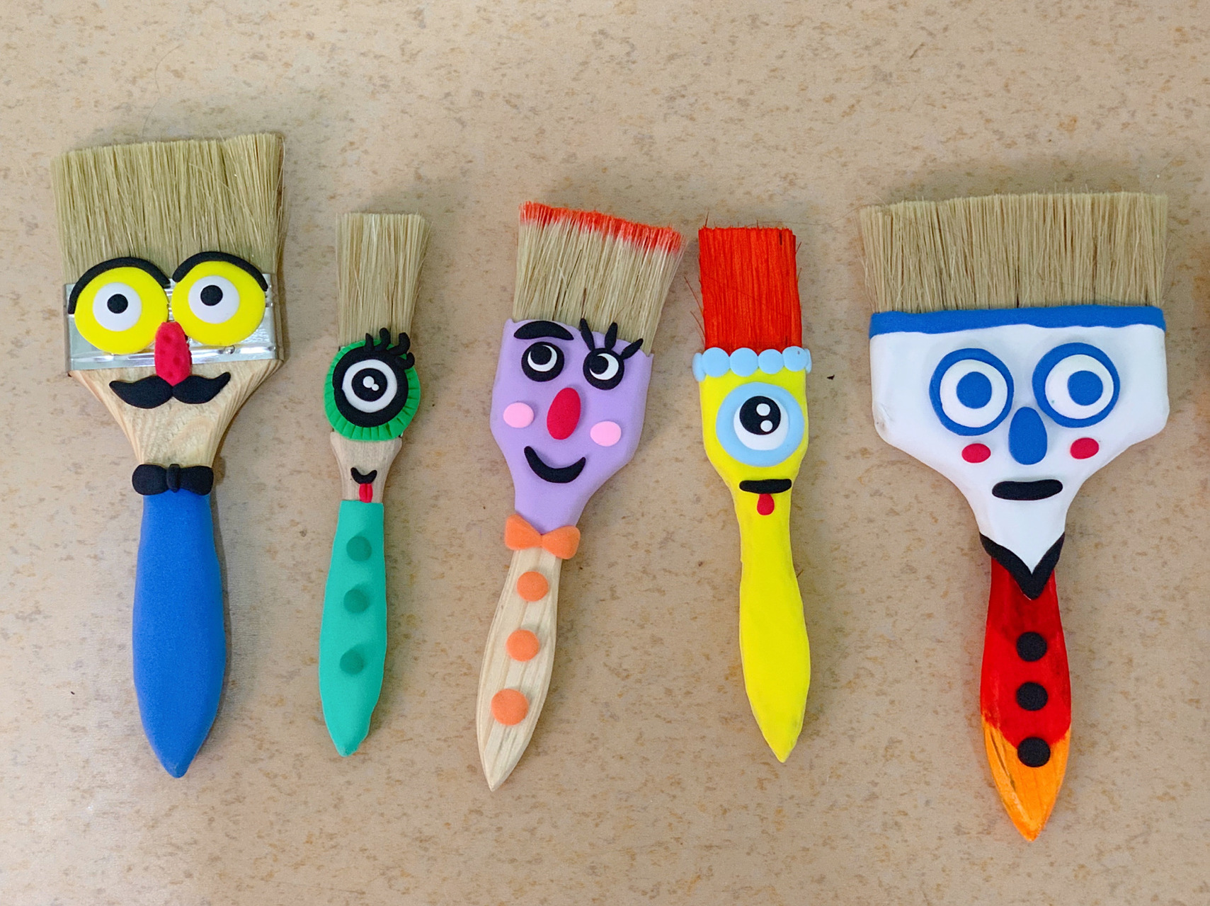 幼儿园环创—刷子大变身 材料:羊毛刷,轻粘土,丙烯颜料,马克笔 幼儿园