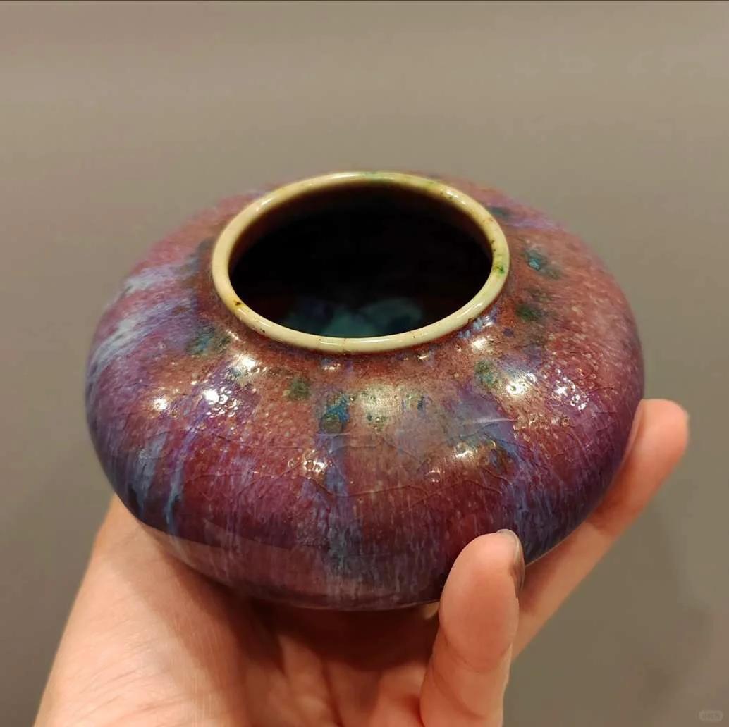 这件窑变釉水盂胎质细腻,品相完美,整体呈玫瑰紫色,发色深沉,是我最